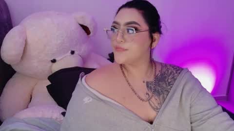 missevans_ online show from June 30, 9:36 pm