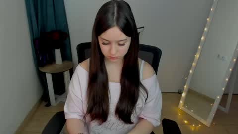 Mia online show from May 7, 1:04 pm