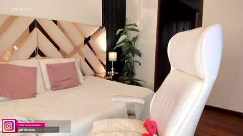 Fernanda Davila online show from April 9, 10:15 pm