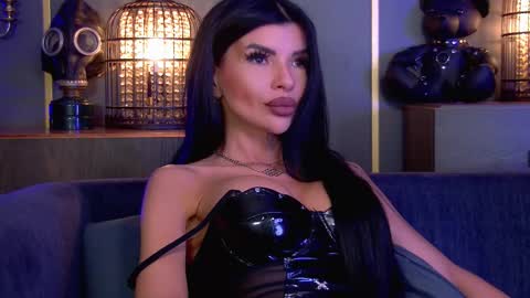 Elenia online show from March 5, 1:07 pm