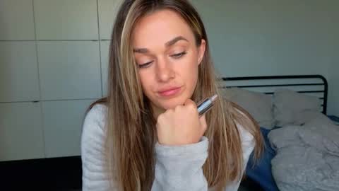 mmminnie online show from October 21, 1:04 pm