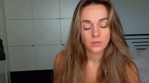 mmminnie online show from October 17, 12:08 pm