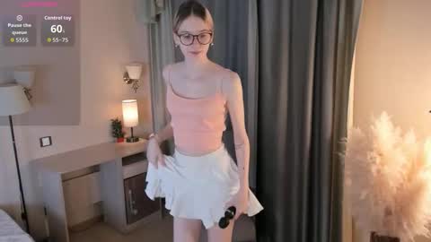 Laura online show from December 15, 1:22 am