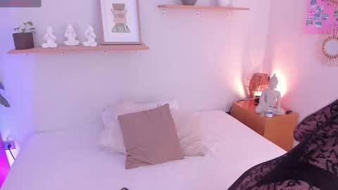 M o L l i E  online show from February 14, 11:42 am