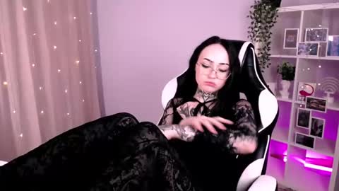 molly_kisss online show from October 10, 10:09 am