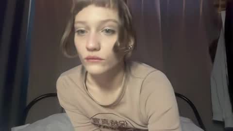 molly_poly online show from April 12, 3:15 pm