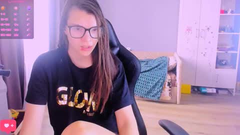  KIRA  online show from March 10, 5:55 am