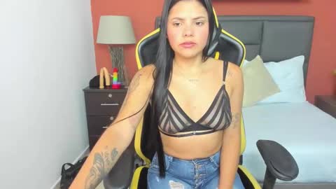 mollylove_ online show from October 6, 12:00 pm