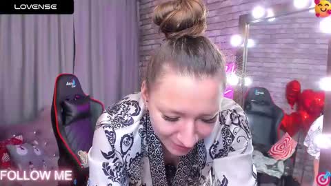 hi im Molly heregreat boobs big heart  warm pussy  online show from March 1, 1:00 am