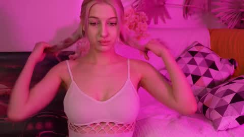 moonliora online show from February 4, 6:22 pm