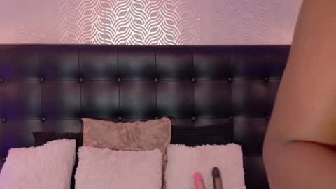 naiaramasson_ online show from September 12, 2:46 pm