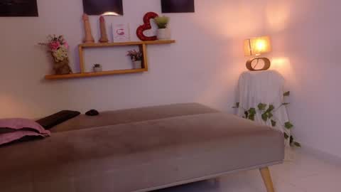 nairagold_ online show from May 16, 1:41 am