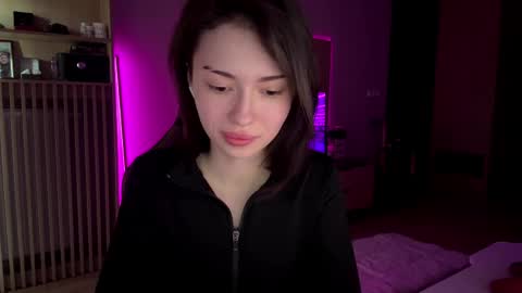 naomicka online show from May 19, 9:27 am