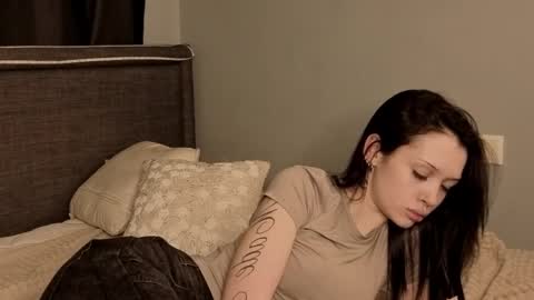 Naomi online show from April 18, 9:15 pm