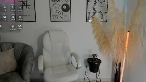 Nia online show from December 2, 3:03 pm