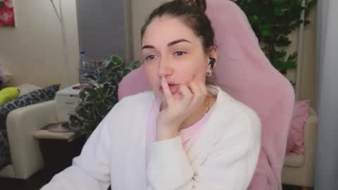 Nicole Online at about after 1000  6  UK time or 900  - 500  UK time it approximate time interval online show from September 18, 1:31 pm