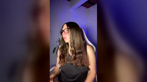 Nicol independent model online show from April 19, 3:12 pm