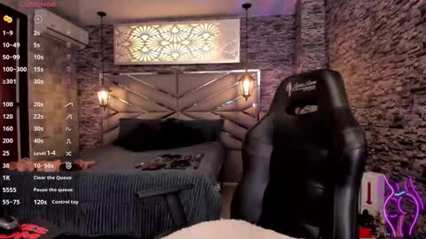 Nicolle online show from March 5, 1:40 pm