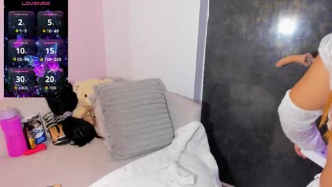 Nicolle online show from February 22, 10:32 pm