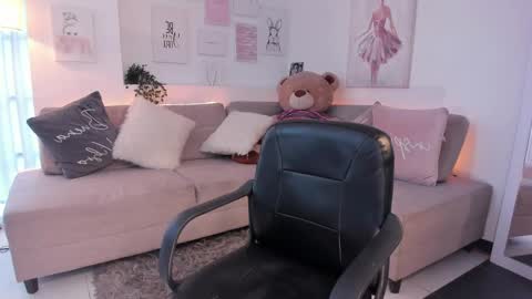 Nicolle online show from February 20, 7:52 pm