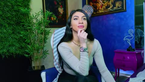 Nicolle online show from October 25, 2:25 pm