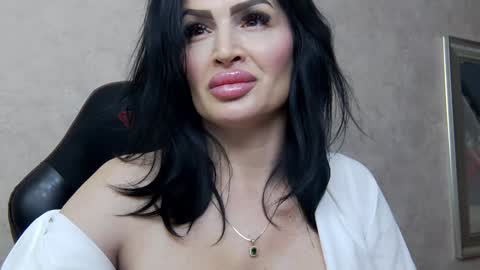 Nicolle online show from February 5, 8:04 pm