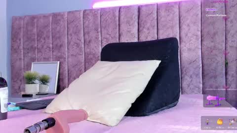 Nicolle  online show from November 7, 10:04 pm