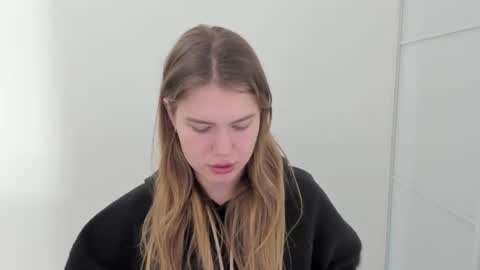 ninarihh online show from November 14, 9:20 am