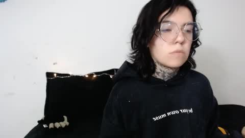 noah hehim    online show from January 17, 10:01 pm