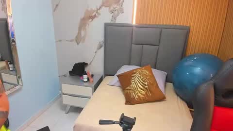 noraloux1 online show from September 12, 3:07 am