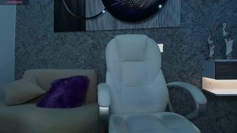 independent model online show from December 18, 5:29 pm