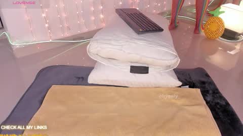 ohyesly_ online show from January 9, 10:19 am