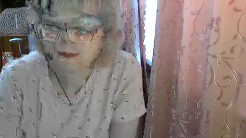 Olivia Mia online show from May 12, 6:10 am