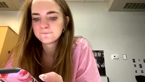 oliviaaraee online show from February 5, 11:08 pm