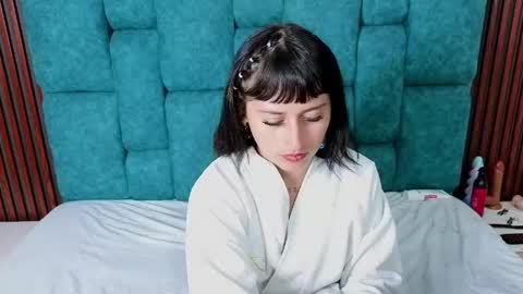 oliviabonnie online show from April 16, 8:30 pm