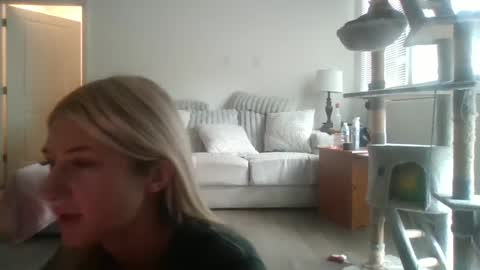 parisbaby2000 online show from September 30, 1:39 pm