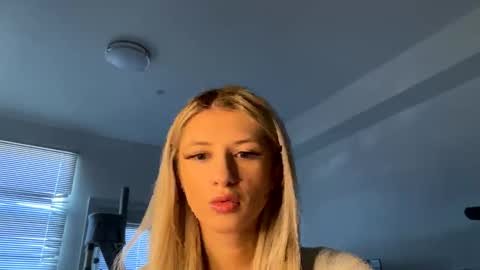 parisbaby2000 online show from March 3, 8:29 pm