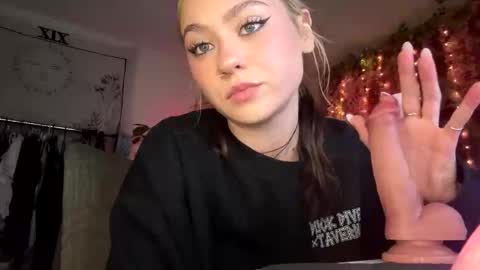 peachesncreampiezz online show from March 31, 1:49 am