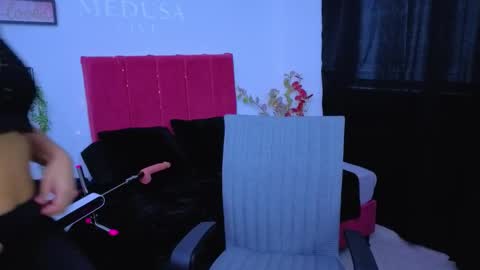 pequitasmedusa9 online show from October 7, 8:02 pm