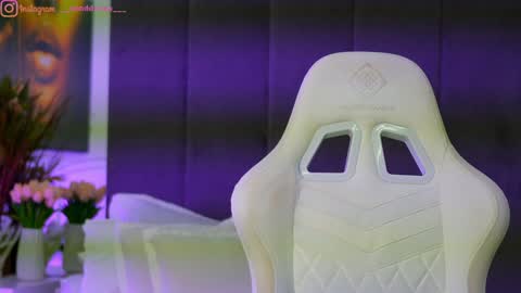 Dee online show from November 25, 7:04 pm