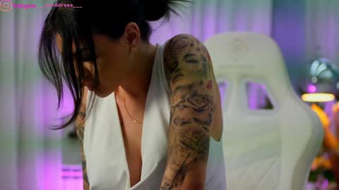 Dee online show from February 17, 6:40 pm