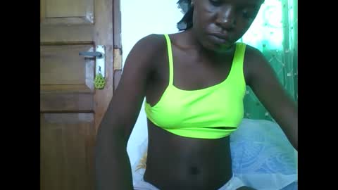 petitesweetchiq online show from November 23, 7:11 am