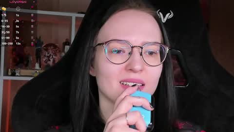 Robyn online show from April 4, 11:09 am