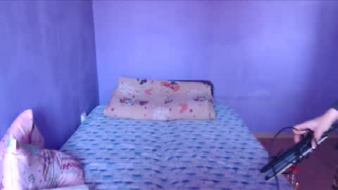 prettyjulliette online show from March 5, 12:00 pm