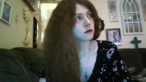 queencrimsonlvx online show from May 20, 8:22 am