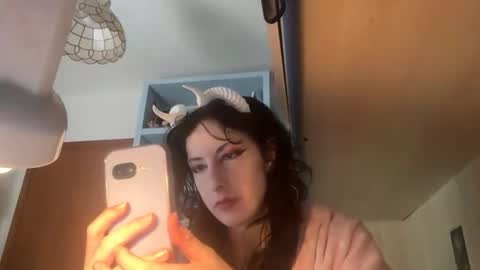 queenselket online show from April 10, 11:05 am