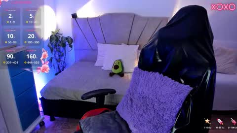 ravencollen online show from November 8, 4:01 pm