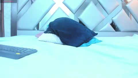 rebeccamitchell_ online show from March 6, 5:30 pm