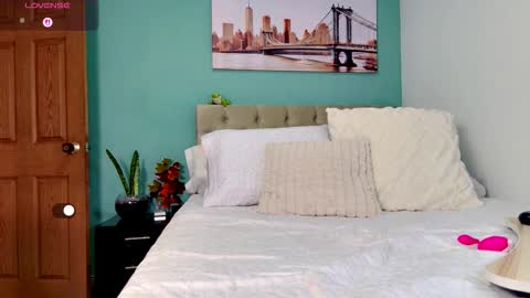 Yanella online show from November 28, 2:42 pm