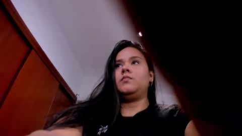 reina_loren online show from May 23, 5:17 am